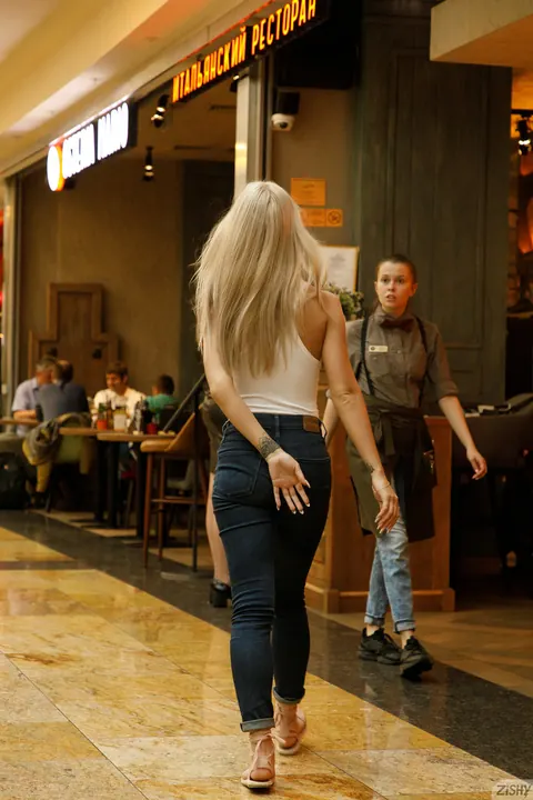 Blonde Flashes Her Tit on a City Street – photo 7 of 13