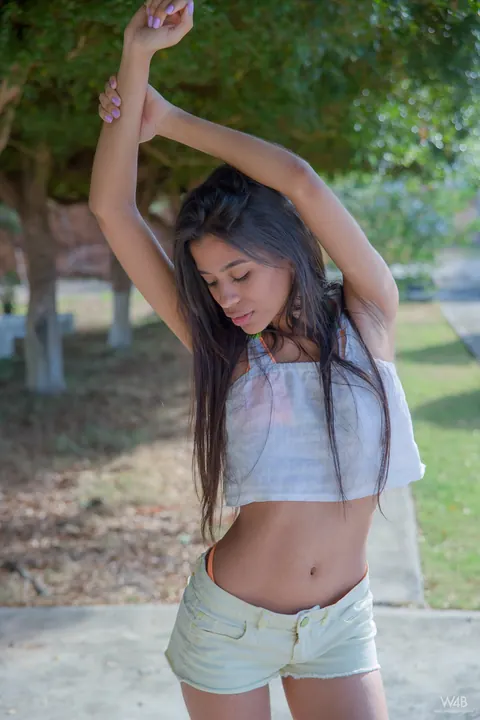 Karin Torres: Venezuelan Brunette Reveals Her Slim Body in a Bikini – photo 2 of 20