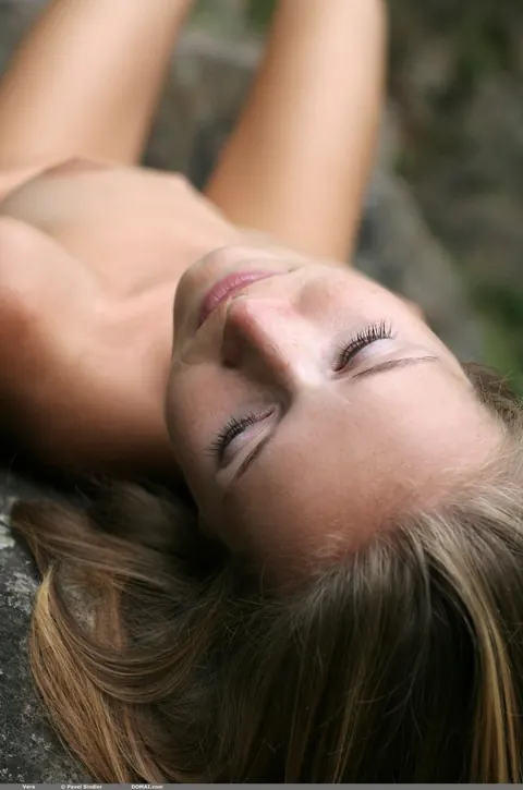 Woman Poses Nude Outdoors and Spreads Her Pussy – photo 14 of 16