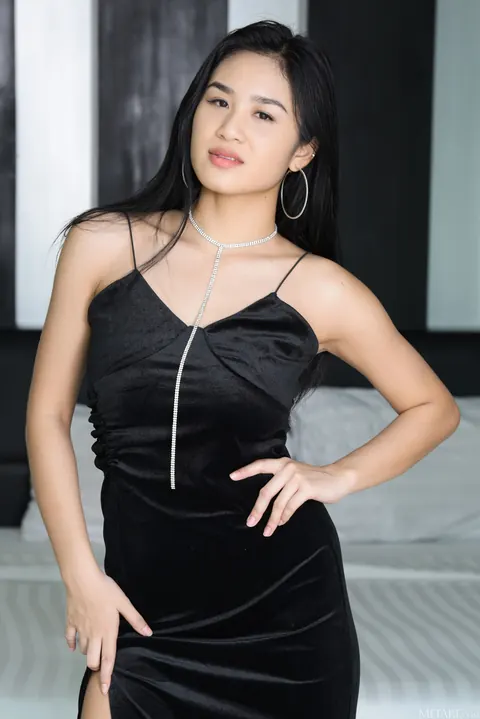 Brunette Thai Woman Undresses from Her Dress and Heels – photo 4 of 20