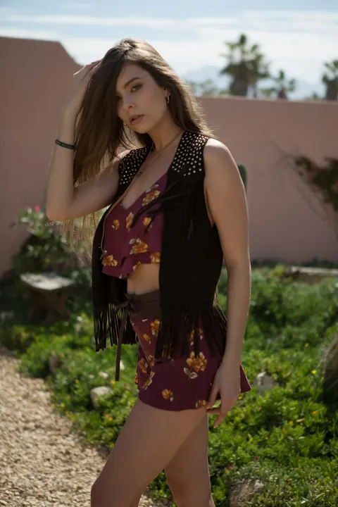 Lauren Lee: Busty Mexican MILF Peels Off Her Top Outdoors – photo 2 of 10