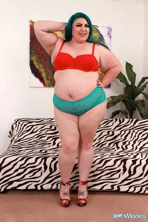Bella Bendz: Brunette BBW Spreads Her Big Ass and Gets Fucked – photo 1 of 21