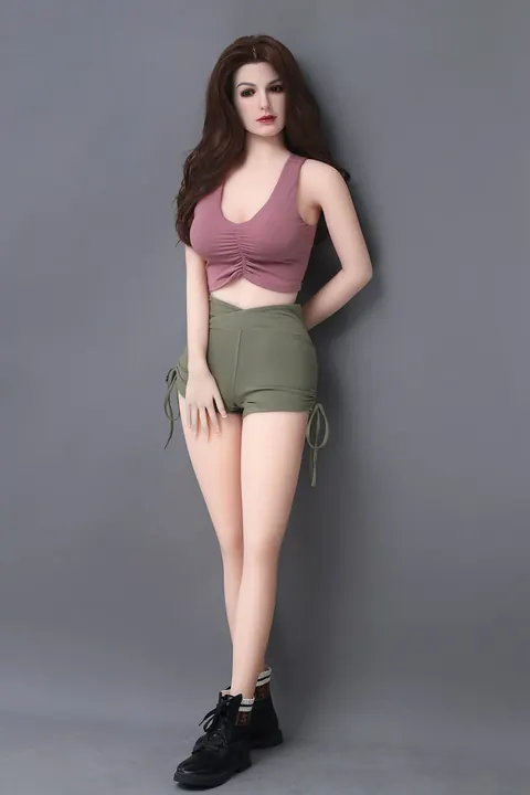 Woman Removes Her Shorts and Poses Nude – photo 7 of 21