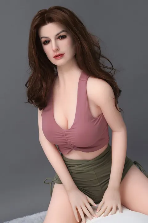 Woman Removes Her Shorts and Poses Nude – photo 16 of 21