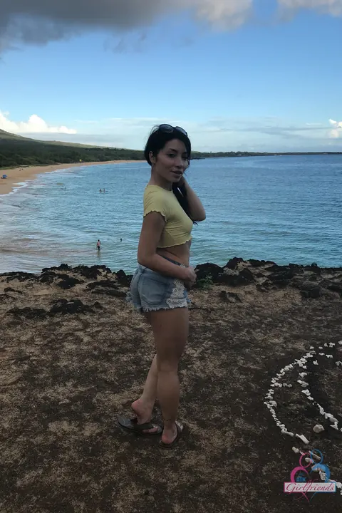 Rina Ellis: Thick Asian Brunette Shows Off Her Ass in Shorts on the Beach – photo 6 of 20