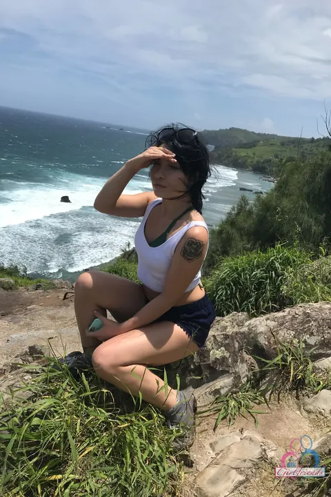 Rina Ellis: Thick Asian Brunette Shows Off Her Ass in Shorts on the Beach – photo 12 of 20
