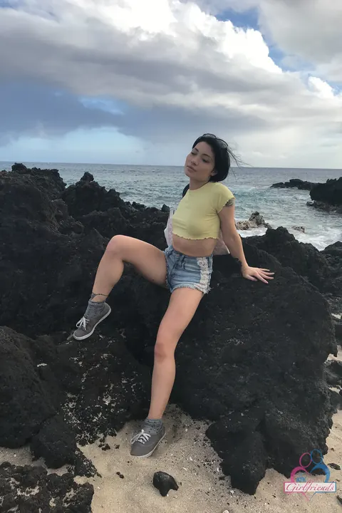 Rina Ellis: Thick Asian Brunette Shows Off Her Ass in Shorts on the Beach – photo 4 of 20
