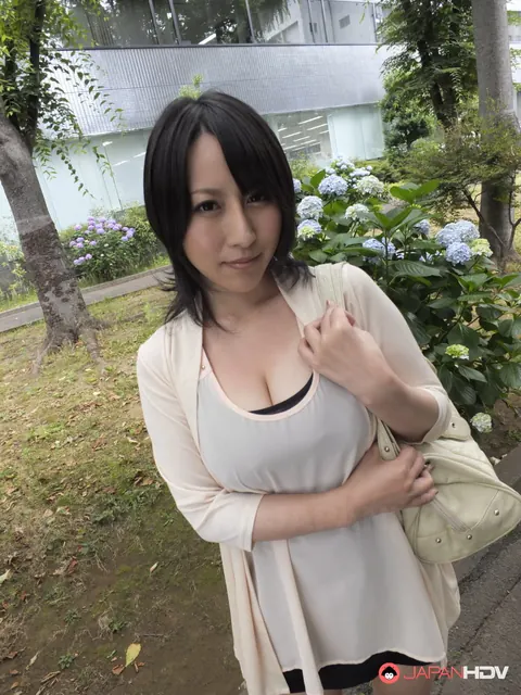 Yuna Hoshizaki: Busty Japanese MILF Bares Her Tits for a Public Blowjob Outdoors – photo 5 of 20