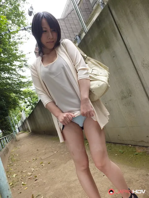 Yuna Hoshizaki: Busty Japanese MILF Bares Her Tits for a Public Blowjob Outdoors – photo 4 of 20
