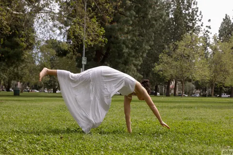 Karissa Kane: Thick Latina Lifts Her White Dress and Flashes Outdoors – photo 6 of 12