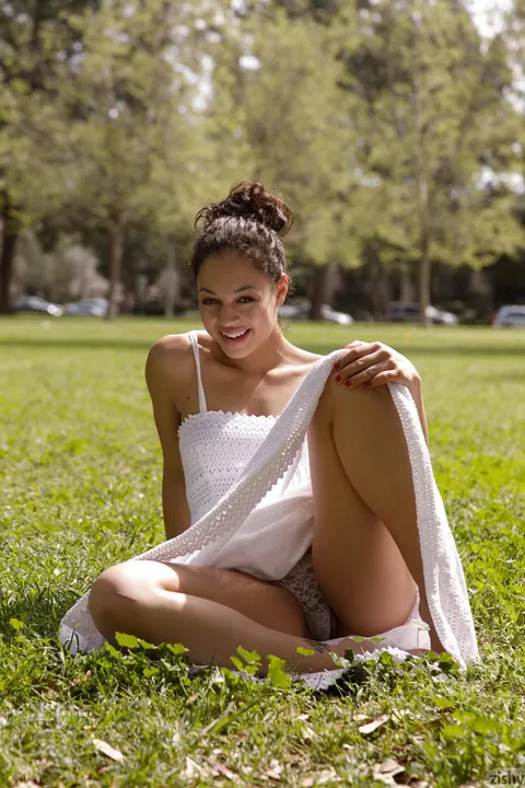 Karissa Kane: Thick Latina Lifts Her White Dress and Flashes Outdoors – photo 9 of 12