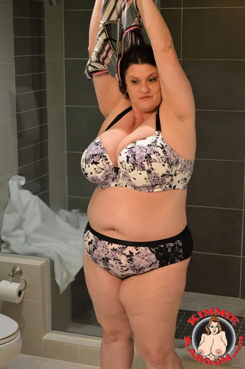 Kimmie Kaboom: BBW MILF Shows Her Big Natural Tits in the Bathroom – photo 5 of 15