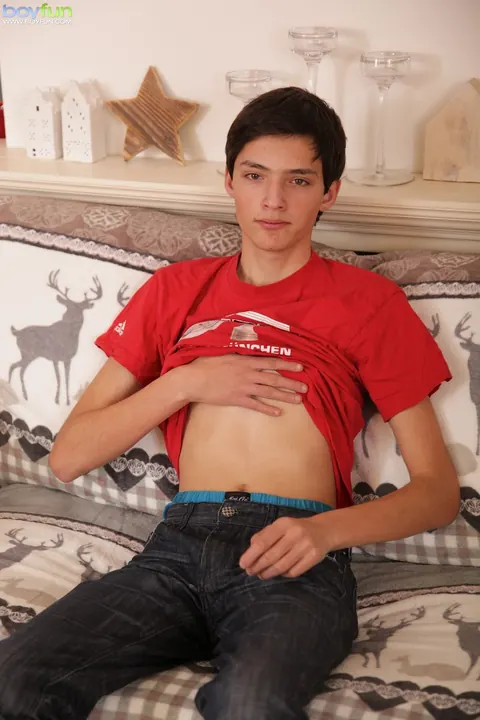 Skinny Twink Strips Nude and Shows His Slim Frame – photo 2 of 20