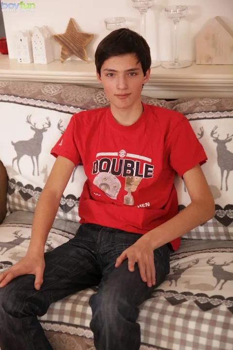 Skinny Twink Strips Nude and Shows His Slim Frame – photo 1 of 20