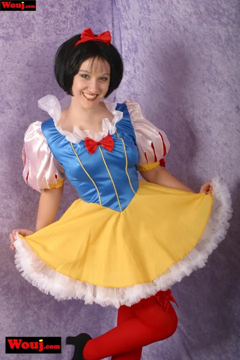 Short-Haired Brunette Poses in Costume and Stockings – photo 12 of 15