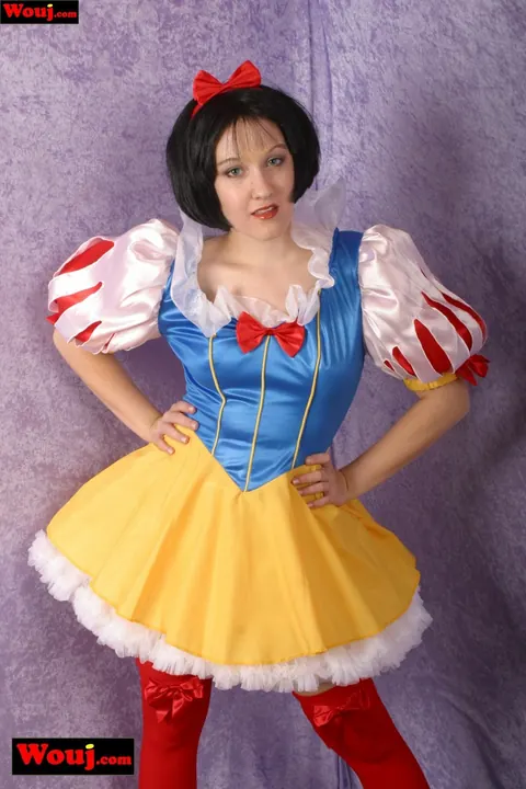 Short-Haired Brunette Poses in Costume and Stockings – photo 4 of 15