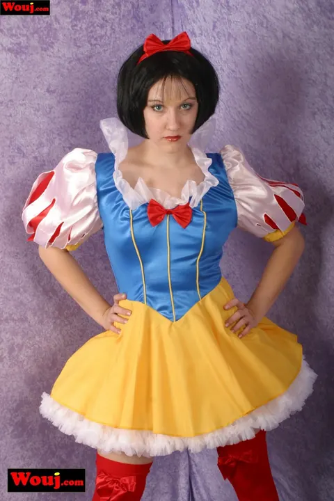 Short-Haired Brunette Poses in Costume and Stockings – photo 5 of 15