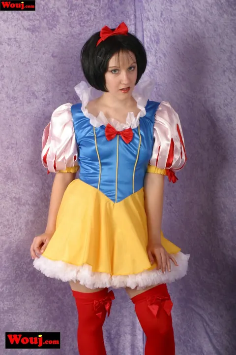 Short-Haired Brunette Poses in Costume and Stockings – photo 10 of 15