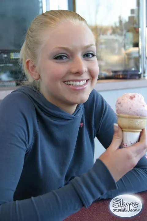 Skye Model: Blonde Amateur Strips Nude Outdoors with Ice Cream – photo 7 of 12