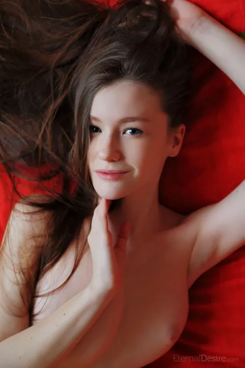 Emily Bloom: Slim Brunette Poses Nude and Spreads Her Pussy Wide – photo 13 of 16