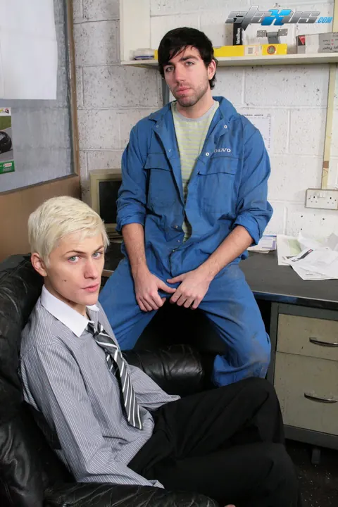 Blonde Guy Gets Fucked by His Boss in the Office – photo 3 of 17