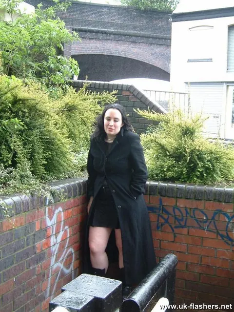 Nimue Allen: British BBW Flashes Her Shaved Pussy and Big Ass Outdoors – photo 1 of 12