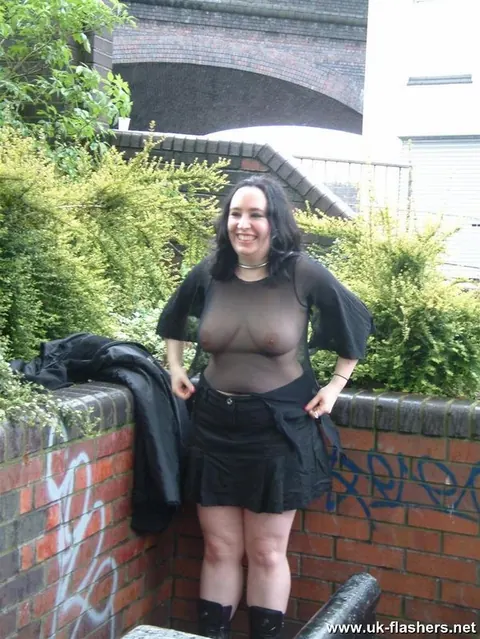 Nimue Allen: British BBW Flashes Her Shaved Pussy and Big Ass Outdoors – photo 3 of 12