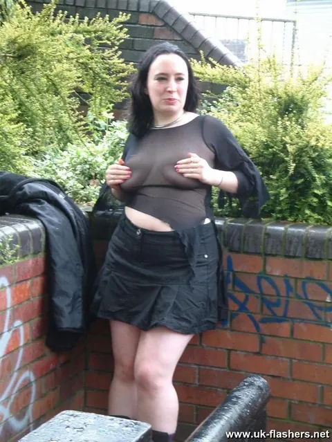 Nimue Allen: British BBW Flashes Her Shaved Pussy and Big Ass Outdoors – photo 12 of 12