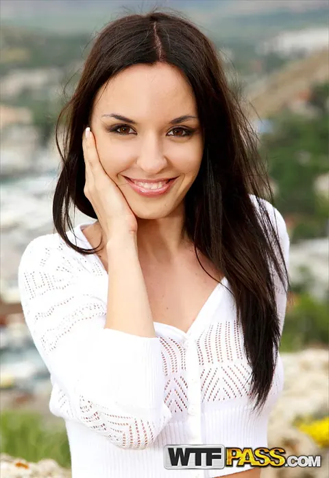 Brunette Spreads Her Pussy on a Hill – photo 2 of 16