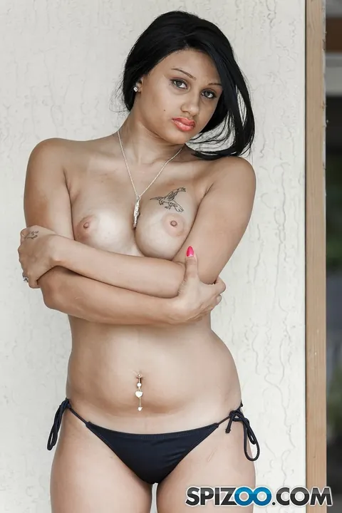 Amber Summer: Latina Flaunts Her Big Ass and Spreads Outdoors – photo 13 of 17