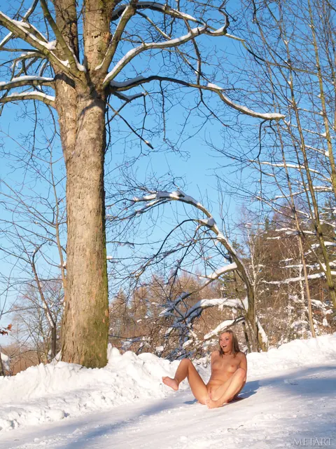 Lizzy Merova: Busty Blonde Spreads Her Pussy Outdoors in Nature – photo 7 of 21