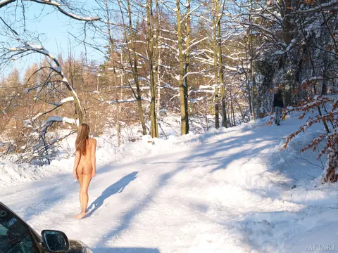 Lizzy Merova: Busty Blonde Spreads Her Pussy Outdoors in Nature – photo 15 of 21