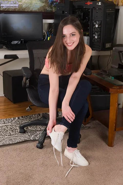 Pepper XO: Amateur PAWG Peels Off Her Jeans to Spread – photo 3 of 15