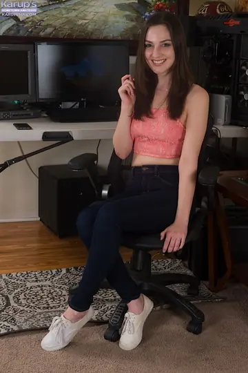 Amateur PAWG Peels Off Her Jeans to Spread