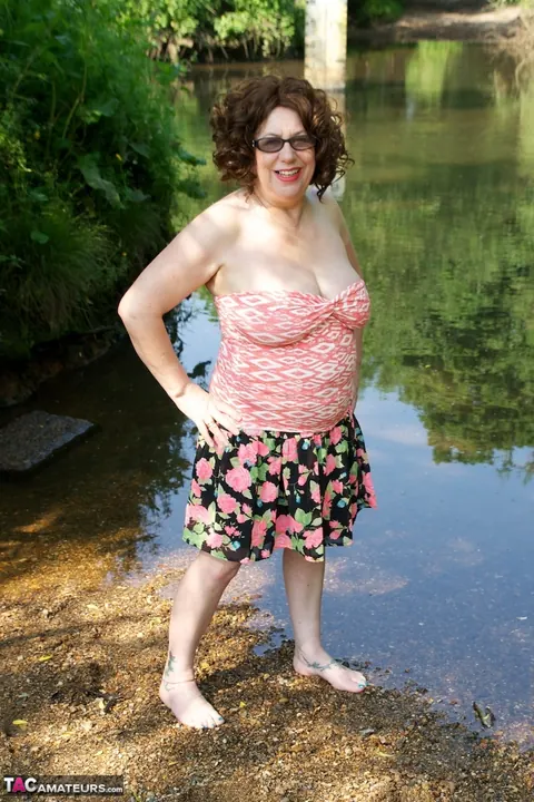 Speedy Bee: Mature British BBW Shows Her Big Natural Tits in Heels and a Skirt – photo 3 of 16