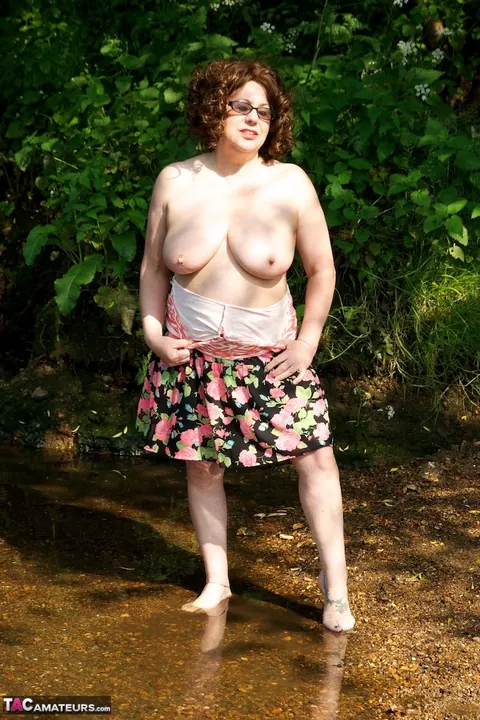 Speedy Bee: Mature British BBW Shows Her Big Natural Tits in Heels and a Skirt – photo 6 of 16