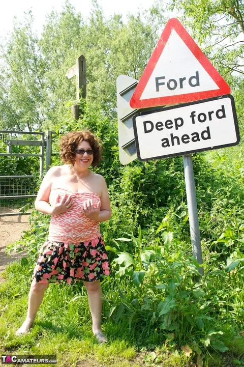 Speedy Bee: Mature British BBW Shows Her Big Natural Tits in Heels and a Skirt – photo 15 of 16
