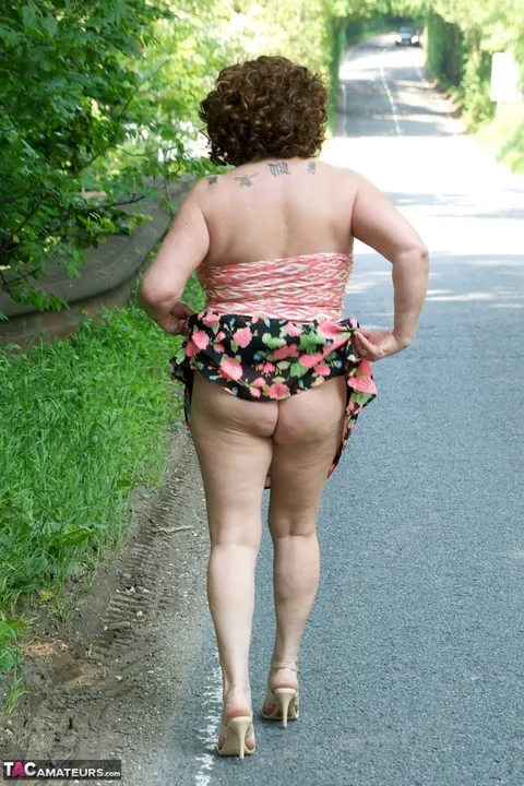 Speedy Bee: Mature British BBW Shows Her Big Natural Tits in Heels and a Skirt – photo 2 of 16