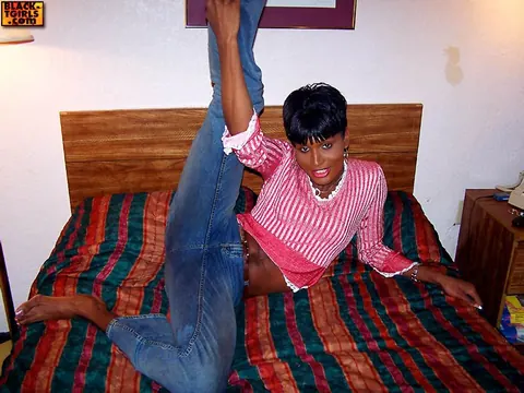 Ebony Trans Woman Poses Nude Displaying Her Curves and Cock – photo 2 of 16