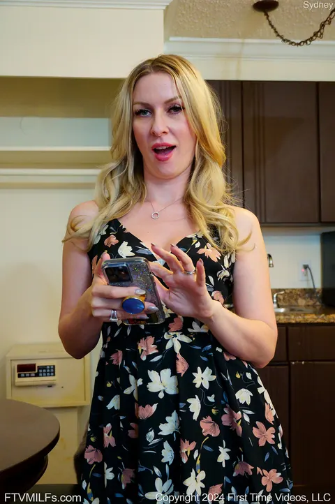 Sydney Paige: Blonde MILF with Big Natural Tits Strips and Uses a Dildo – photo 3 of 15