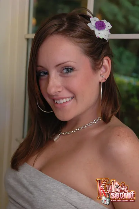 PAWG Redhead Lifts Her Dress to Flash Thong – photo 5 of 12
