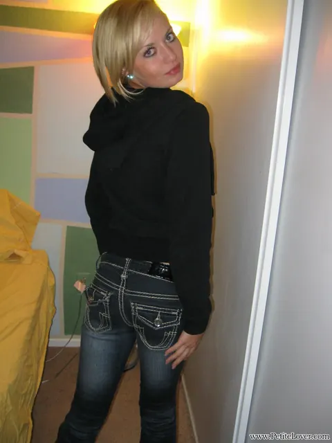 Slim Blonde Pulls Down Her Jeans and Spreads Her Shaved Pussy – photo 3 of 16