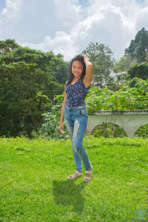Kim Veliz: Petite Latina Strips Out of Her Jeans and Masturbates Outdoors – photo 1 of 21