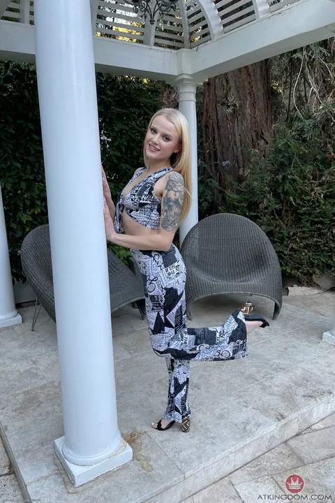 Paris White: Petite Blonde Strips Nude in Heels at a Hotel – photo 6 of 21