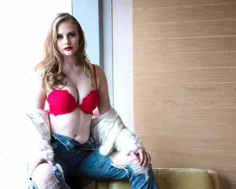 Woman in a Skirt Over Jeans Poses with Crossed Legs – photo 5 of 20
