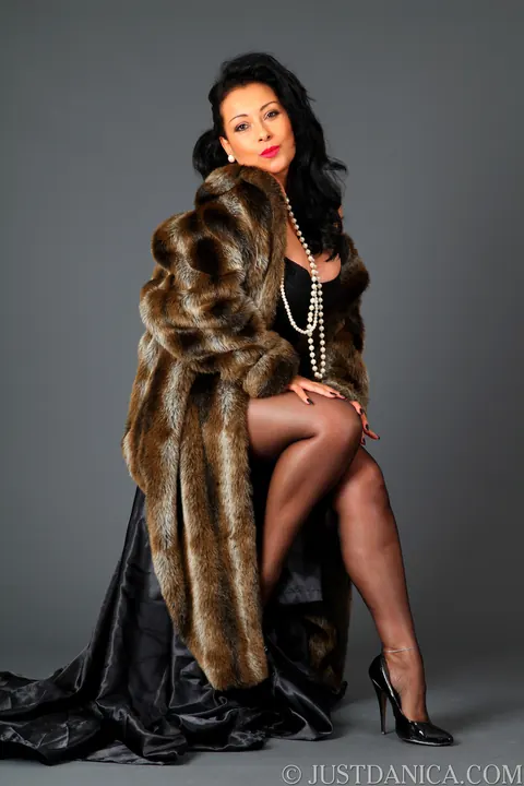 Danica Collins: Ebony MILF Drops Fur Coat to Flaunt Her Big Tits in Lingerie – photo 3 of 21