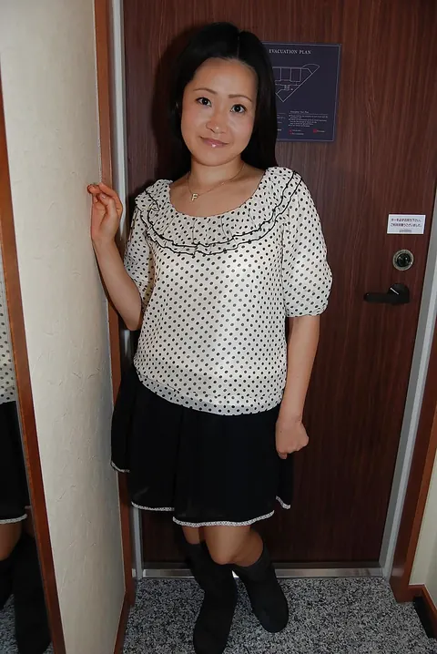 Thick Asian MILF Pulls Her Panties Aside and Spreads – photo 5 of 16