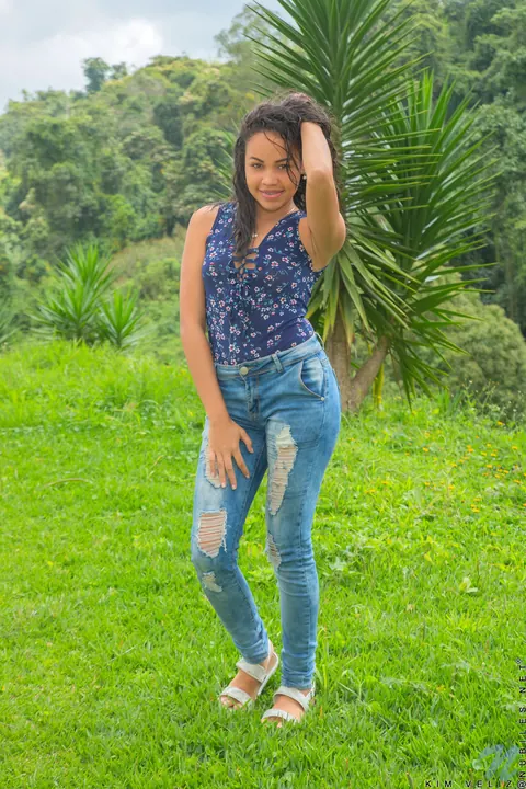 Kim Veliz: Thick Latina in Jeans Fingers Her Pussy on a Forest Blanket – photo 1 of 16
