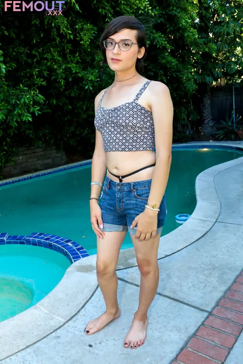 Trans Woman Undresses and Shows Her Body Outdoors – photo 2 of 16