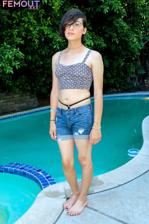 Trans Woman Undresses and Shows Her Body Outdoors – photo 1 of 16